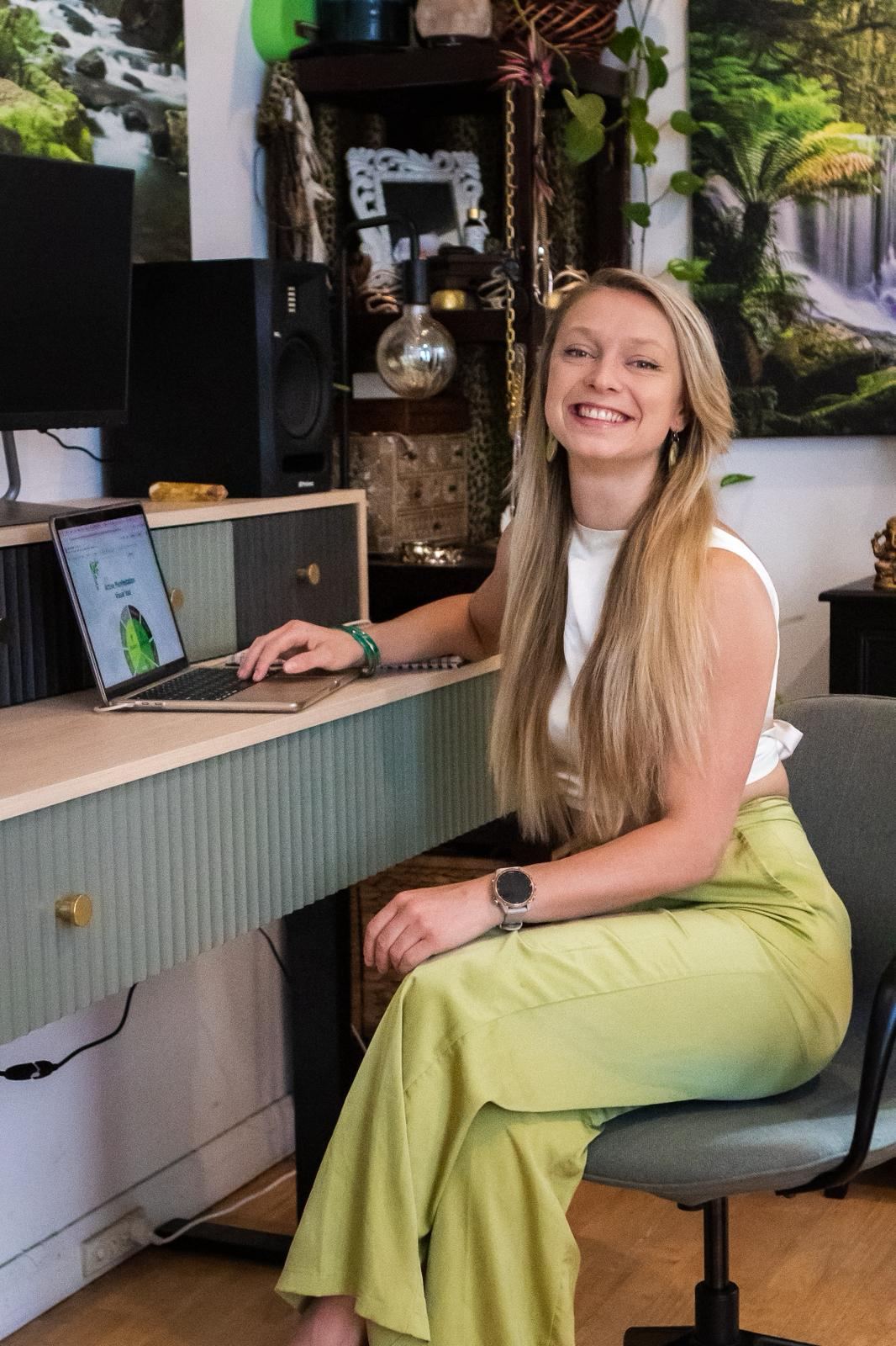 Aneta hosting an online workshop from her desk